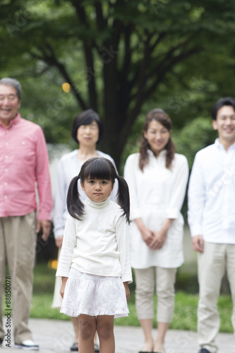 公園に立つ家族