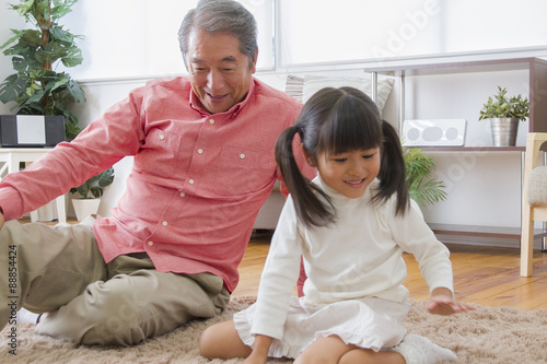 人物 シニア 2人 日本人 成人 大人 老人 しわ 老齢 60代 70代 男性 おじいさん 高齢者 中高年 中年 ミドル 座る ソファ コピースペース 室内 屋内 白 部屋 リビング 自宅 仲良し 幸せ 家族 団欒 明るい 上品 熟年 年配 元気 孫 女の子 子供 黒髪 小学生 児童 生徒