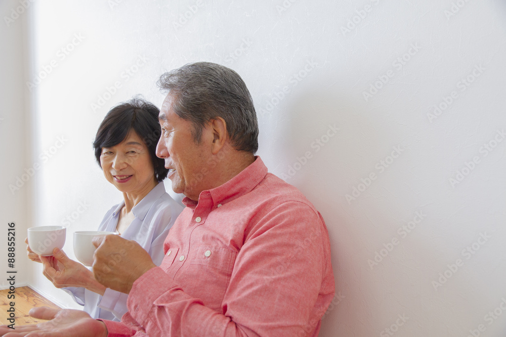 くつろぐ老夫婦 くつろぐ老夫婦