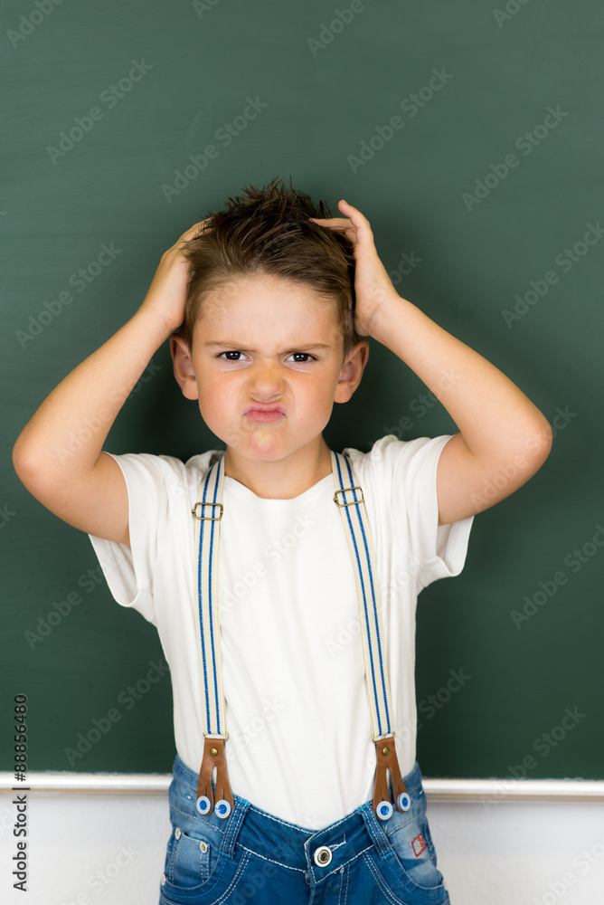 zorniges kleines schulkind zorniges kleines schulkind