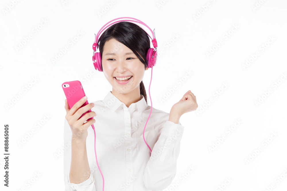 スマートフォンで音楽を聴く女性 笑顔 スマートフォンで音楽を聴く女性 笑顔
