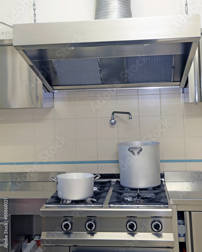 industrial kitchen cooker with aluminum pot and the gigantic  sm