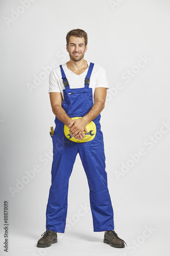 Handwerker mit Helm in den Händen photo