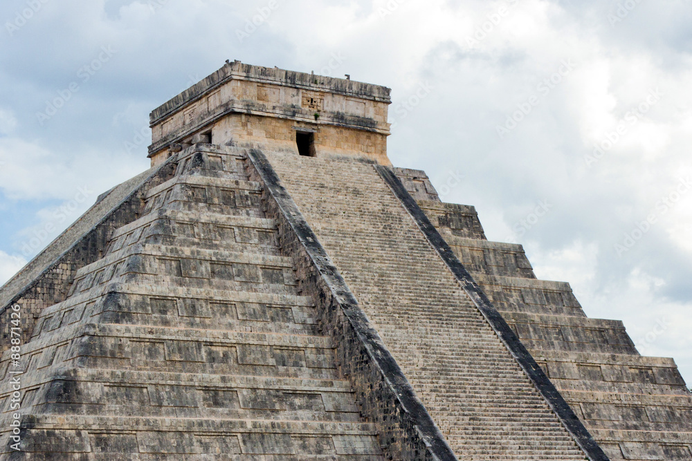 Mayan pyramid of Kukulcan El Castillo in Chichen Itza, Mexico Mayan pyramid of Kukulcan El Castillo in Chichen Itza, Mexico