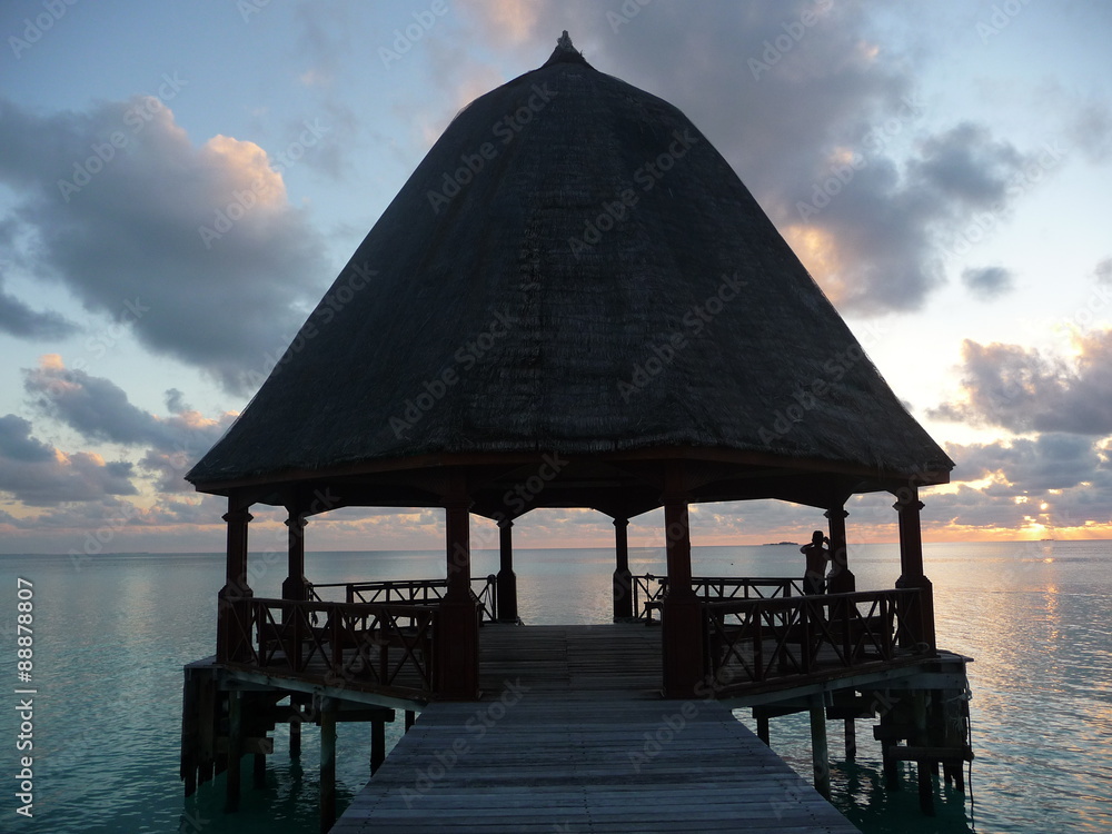 Sonnenuntergang hinter Pavillon im Meer