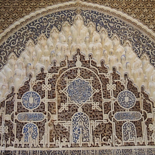 Wand mit Arabesken und Schriftzügen