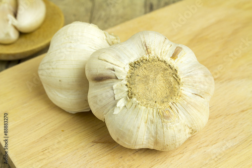 garlic on cutting board, wood, wooden plank