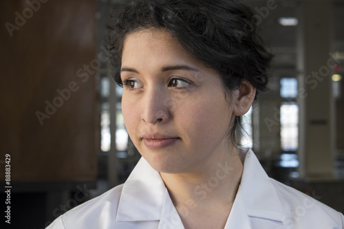 Foto Portrait of a female Hispanic doctor