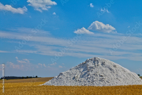 Kalkdünger auf Feld