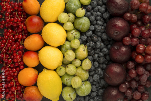 Fototapeta Naklejka Na Ścianę i Meble -  Fruits arranged roygbiv