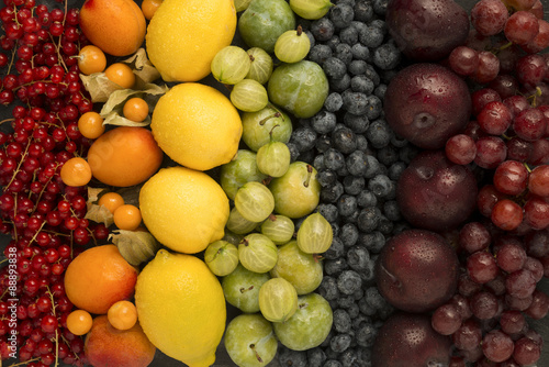 Fototapeta Naklejka Na Ścianę i Meble -  Arrange of fruits in rainbow colours