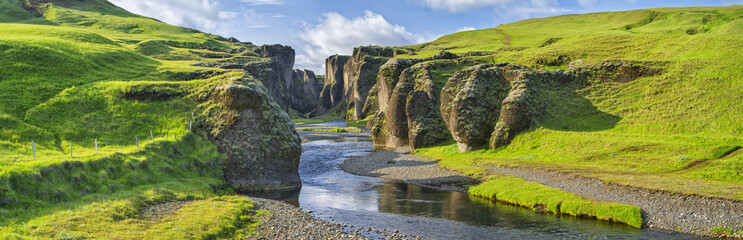 Fotobehang Canyon Groene heuvels en rivier IJsland  © sergejson
