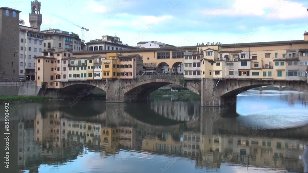 アルノ川とヴェッキオ橋の観光客(イタリア,フィレンツェ) アルノ川とヴェッキオ橋の観光客(イタリア,フィレンツェ)