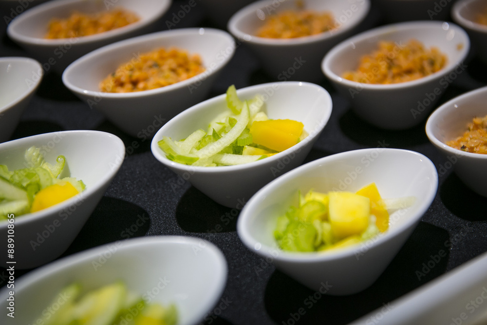 Tablett mit Catering / Salat und Linsen Stock Photo | Adobe Stock