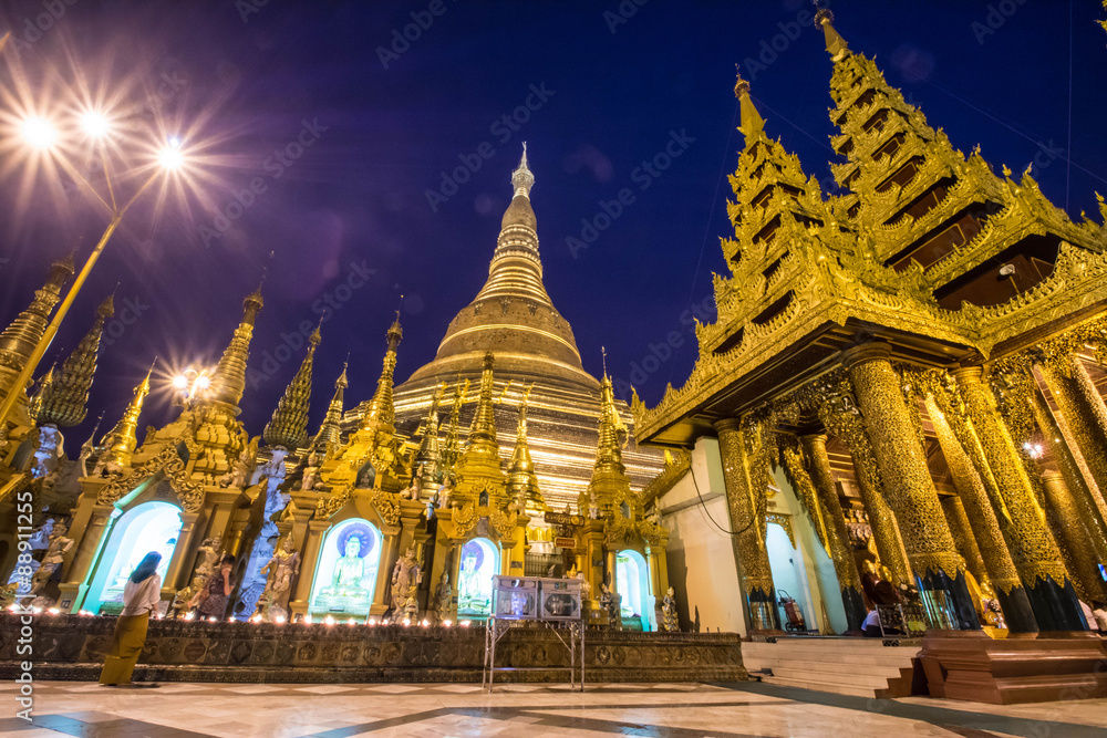 Fototapeta premium Shwedagon Pagoda at dusk (Yangon, Myanmar) 