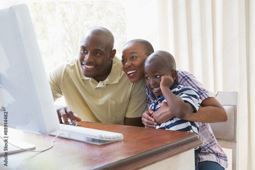 Obraz premium Happy smiling family chatting with computer