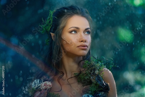 Foto Elf woman in a magical forest