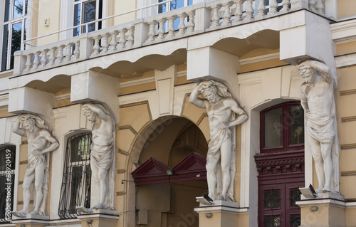Obraz na plátně The sculptures supporting designs of a balcony photo