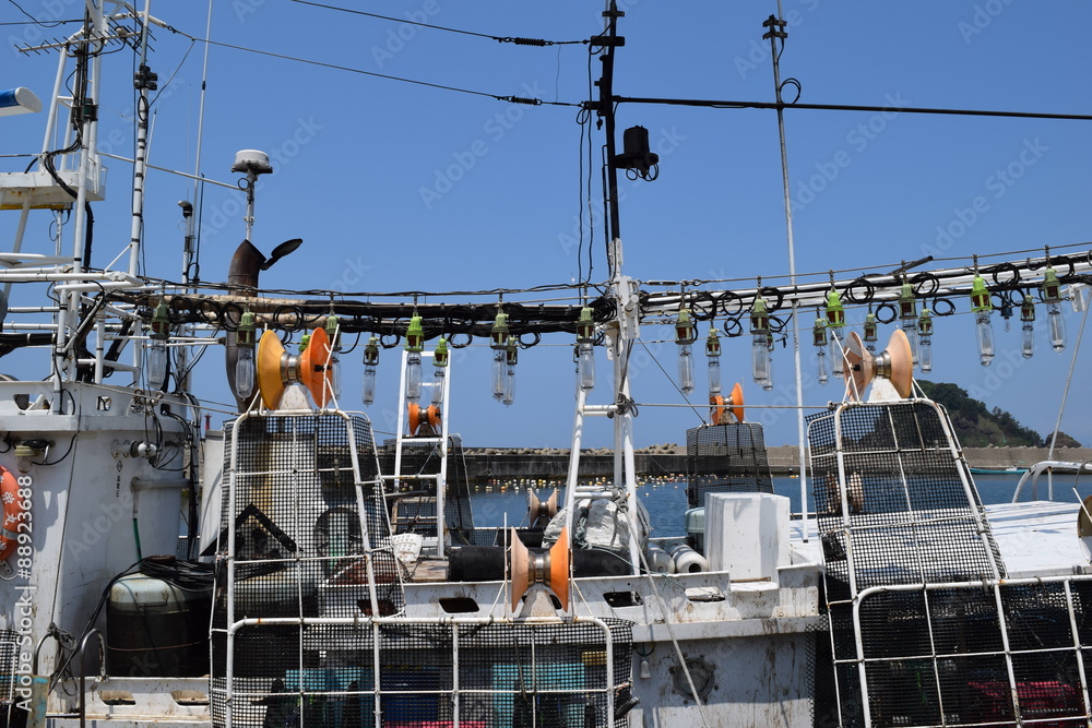 小型のイカ釣り漁船／山形県庄内浜の由良漁港に停泊している、小型のイカ釣り漁船を撮影した写真です。
