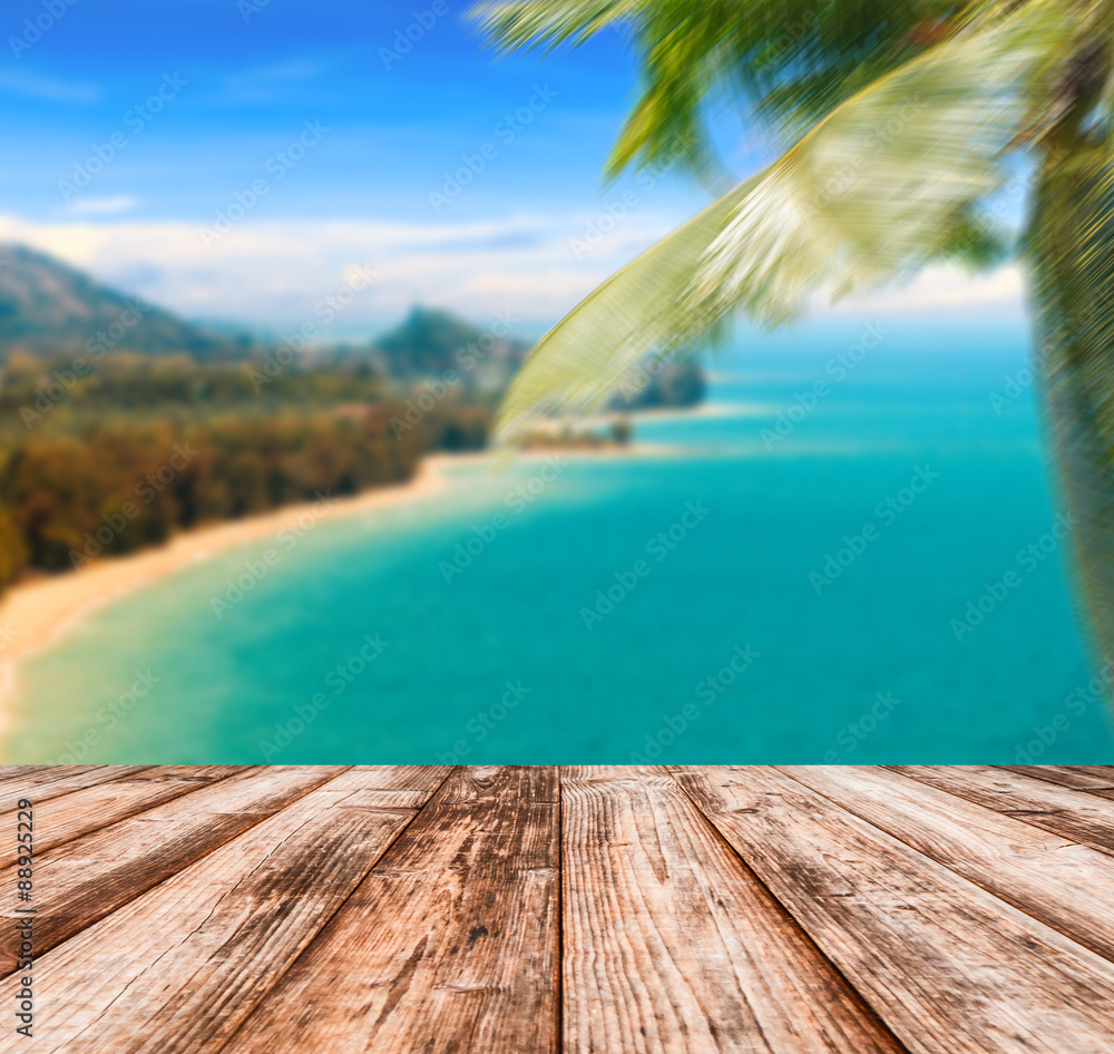 Fototapeta premium Blurred image of sea sky coconut tree with wooden under