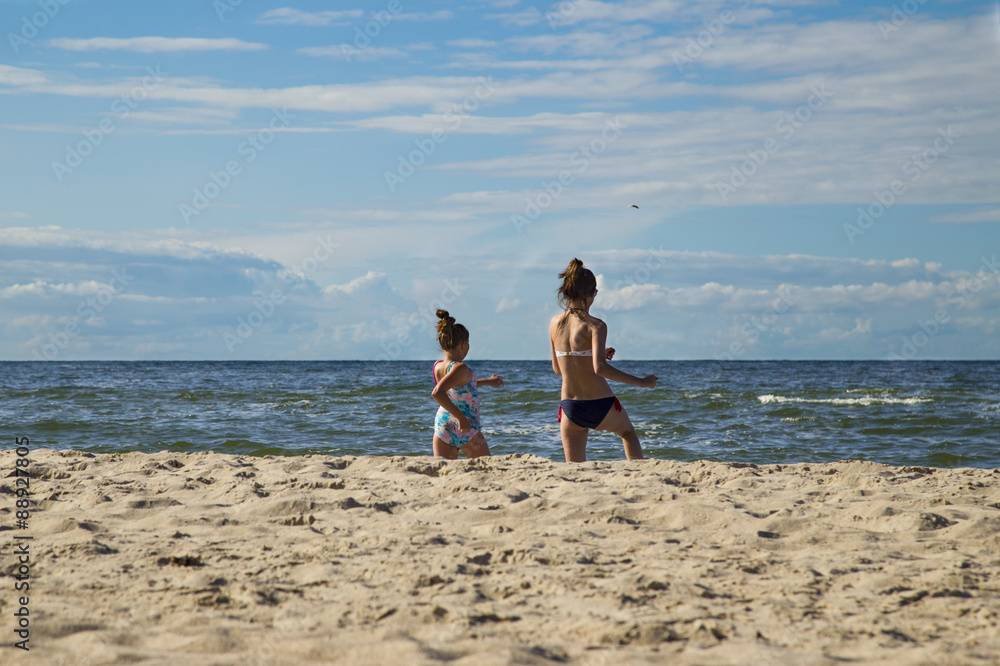 Zwei Mädchen haben Spass an der Ostsee
