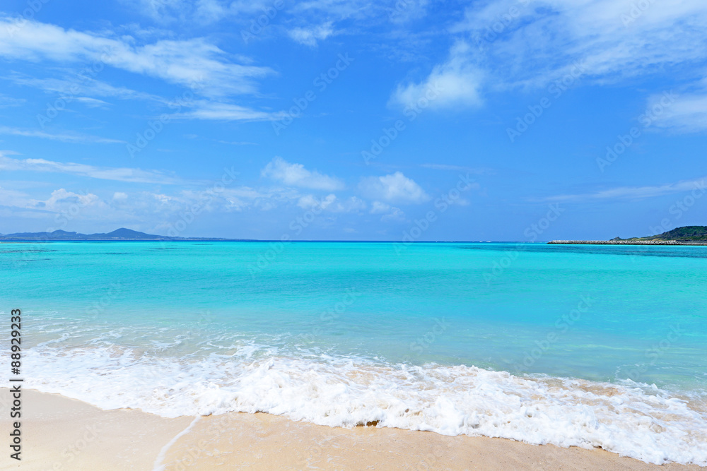 沖縄の美しい海と爽やかな空