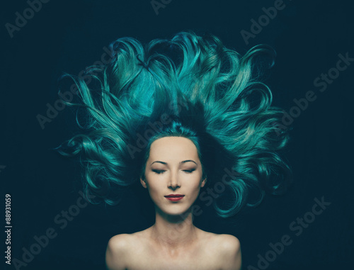 Foto Beautiful girl with long hair of turquoise color
