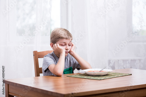 Poor eater and tomato soup