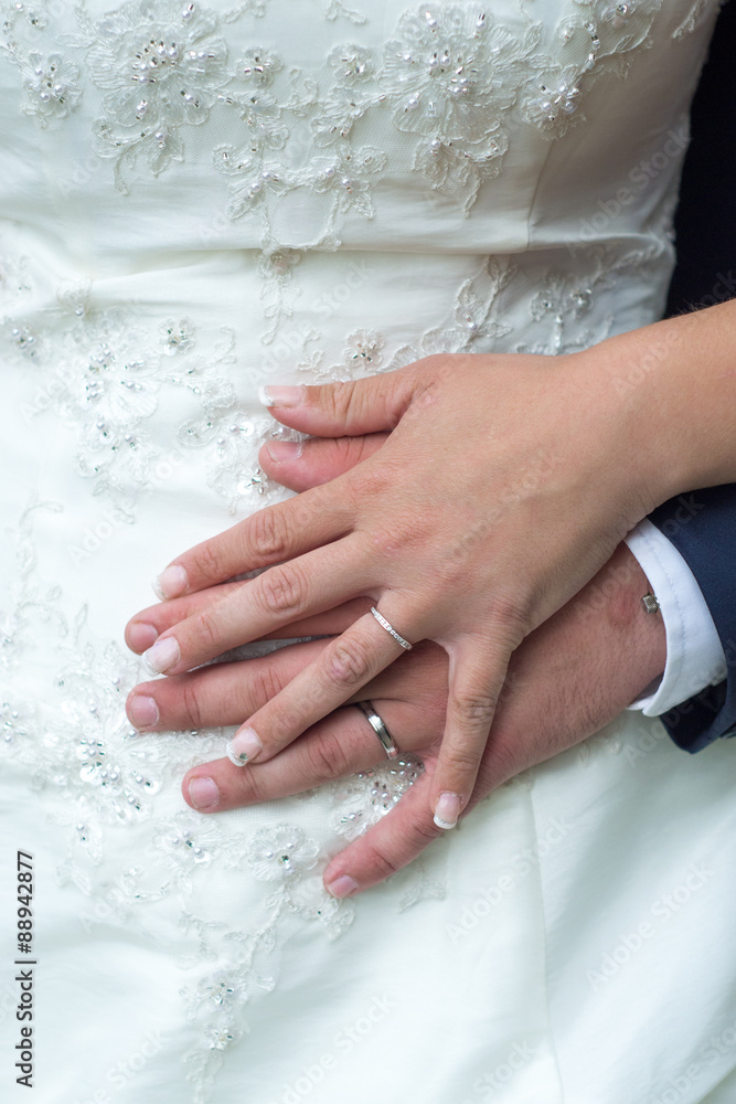 Alliances des mariés, mains des mariés