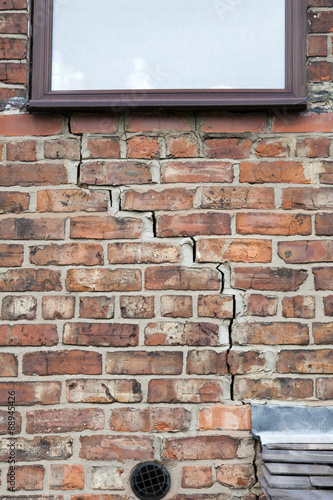 step cracking to brickwork