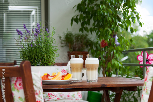 balcony in summer - Balkon im Sommer, Latte macchiato, Tisch, St