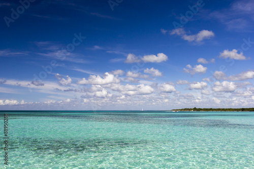 Fototapeta Naklejka Na Ścianę i Meble -  Turquoise empty Caribbean sea