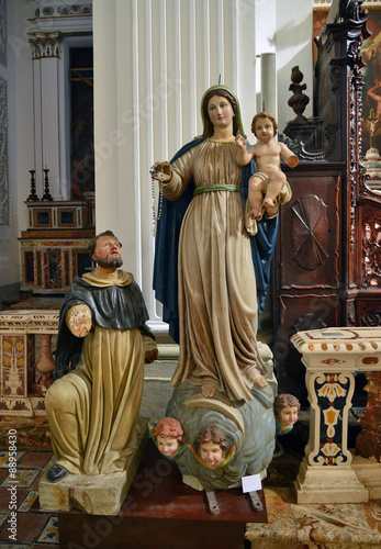 statua in legno scolpito raffigurante un soggetto religioso photo