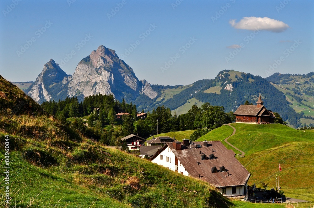 Bergdorf Stoos mit Mythen (Berge) im Hintergrund, Schweiz