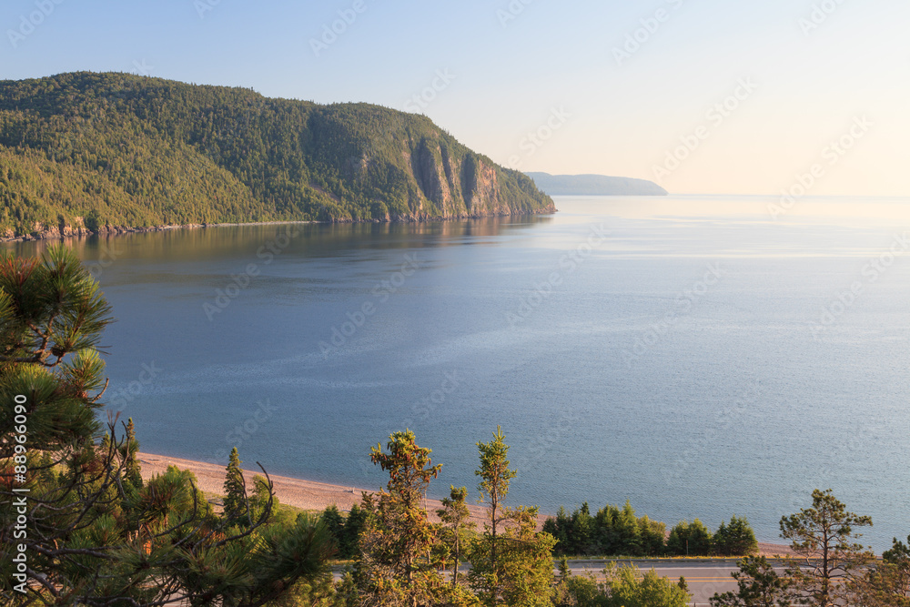 Naklejka premium Old Woman Bay of Lake Superior in a sunny summer afternoon