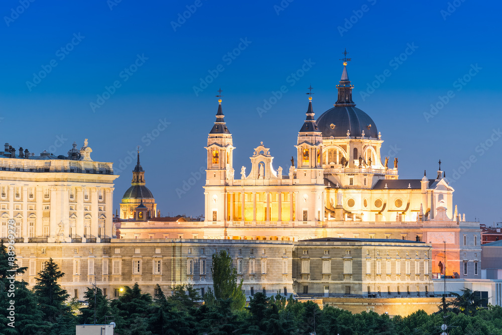 Obraz premium Madryt Skyline o zmierzchu z Pałacem Królewskim i Almudena Ca