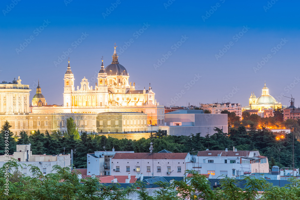 Naklejka premium Madrid Skyline at dusk with the Royal Palace and the Almudena Ca