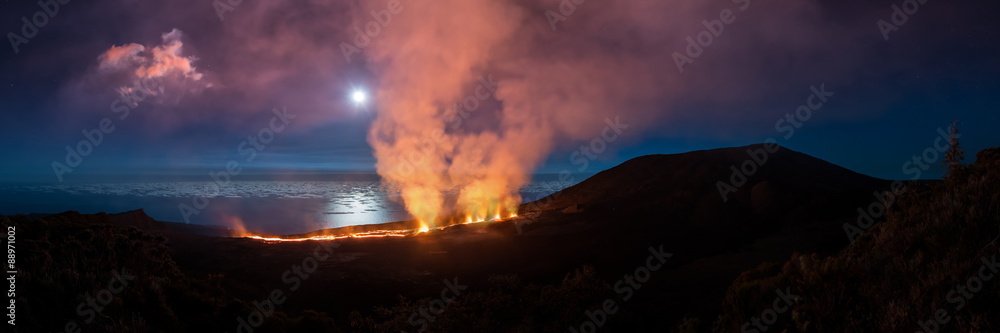  le Piton de la Fournaise en éruption , Ile de la Réunion .