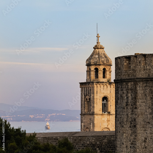 Kreuzfahrtschiff vor Dubrovnik