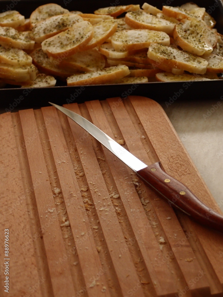 Crostini di pane con olio e origano