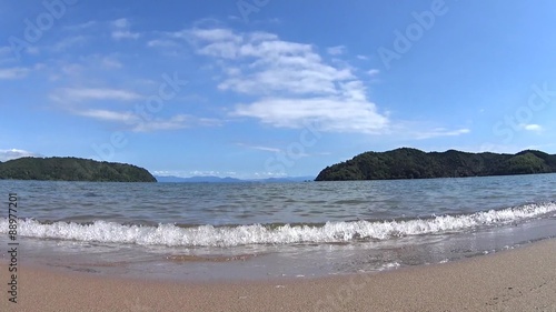 【タイトル】
夏の琵琶湖(波音有り)

【説明】
夏の琵琶湖の映像です。
のんびり、リラックスできるイメージです。
波音が入っています。
サンプル画像は画面キャプチャなので少し粗いですが、業務カメラを使って撮影しておりますので、実際の映像は高画質です。
