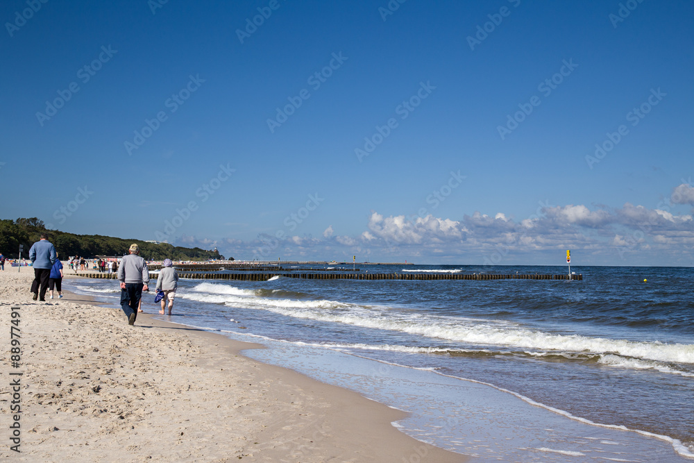 Senioren beim Spaziergang an der polnischen Ostsee bei Kołobrzeg