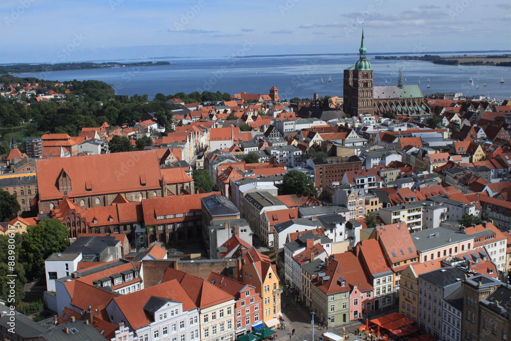 Blick über die Stralsunder Altstadt zum Sund