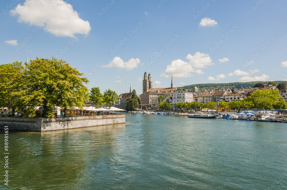 Obraz premium Zurych, stare miasto, Grossmünster, Limmat, Limmatquai, Münsterbrücke, letni dzień, Szwajcaria