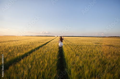 Obraz na płótnie beautiful woman run away in yellow wheat field w salonie