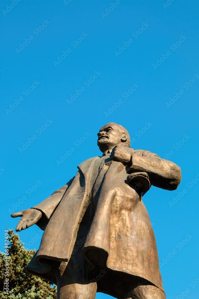 Fototapeta premium The statue of Lenin, established in Gorky Park in Rostov - on - Don.
