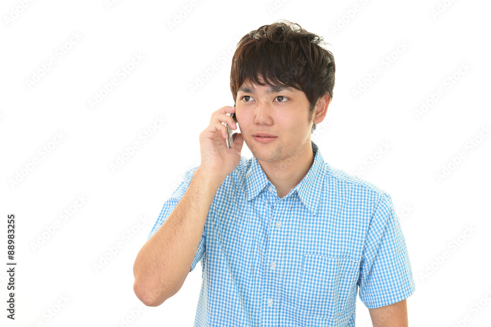 スマートフォンで会話中の男性