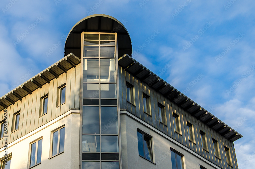 Obraz premium Wohnhaus vor Himmel mit Schäfchenwolken