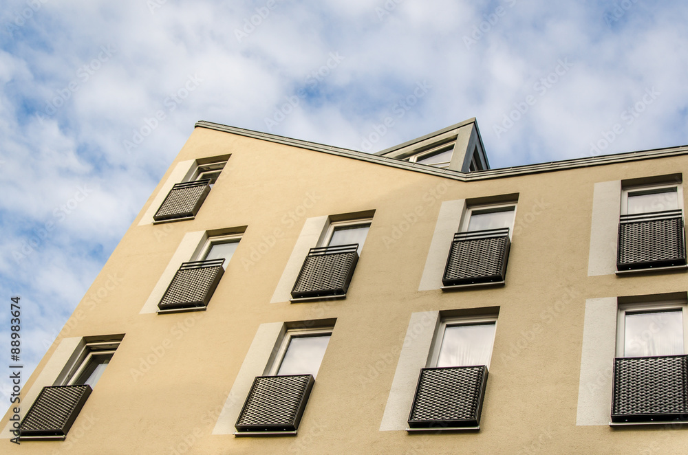 Wohnhaus vor Himmel mit Schäfchenwolken Wohnhaus vor Himmel mit Schäfchenwolken