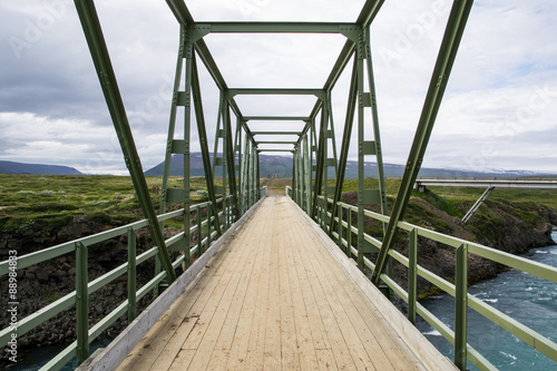 Ponte pedonale in acciaio e legno sul fiume  Skjalfandafljot, Islanda photo